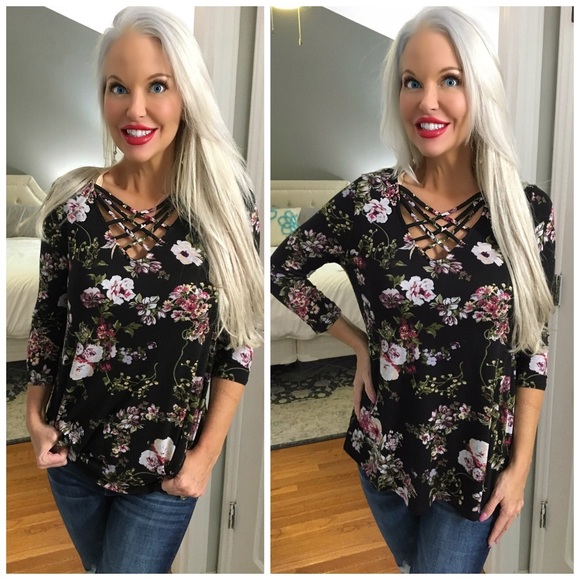 LAST 1! ❤️SALE!!! ❤️ Black Floral Criss Cross Top! - Picture 2 of 7
